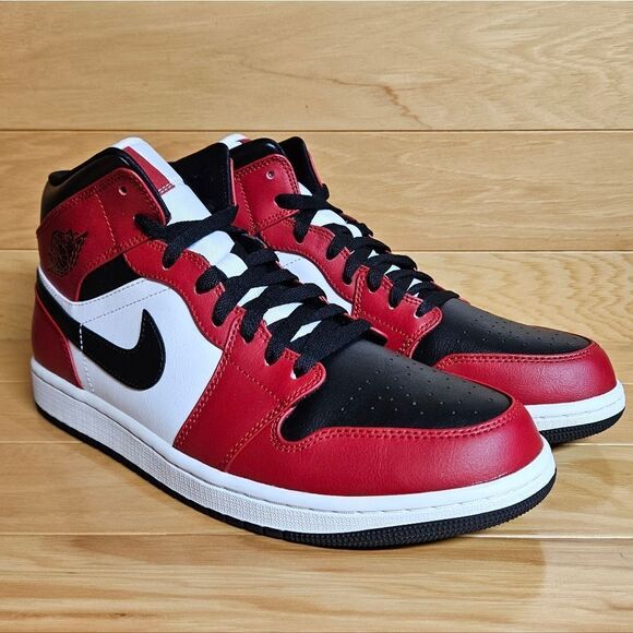 Nike Air Jordan 1 Retro MID Chicago Black Toe MENS Black Red Shoe 554724-069 - Picture 2 of 11